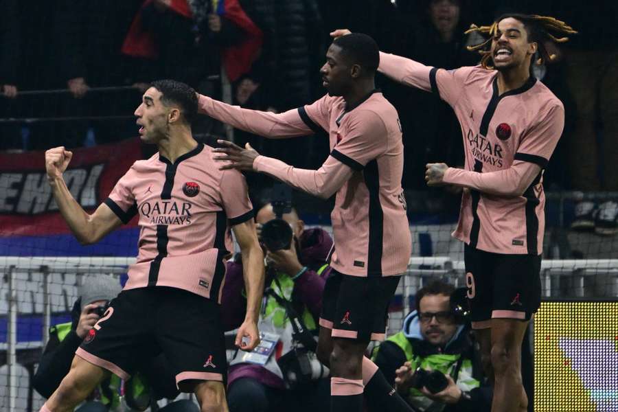 Achraf Hakimi celebra su doblete junto a Dembélé y Barcola