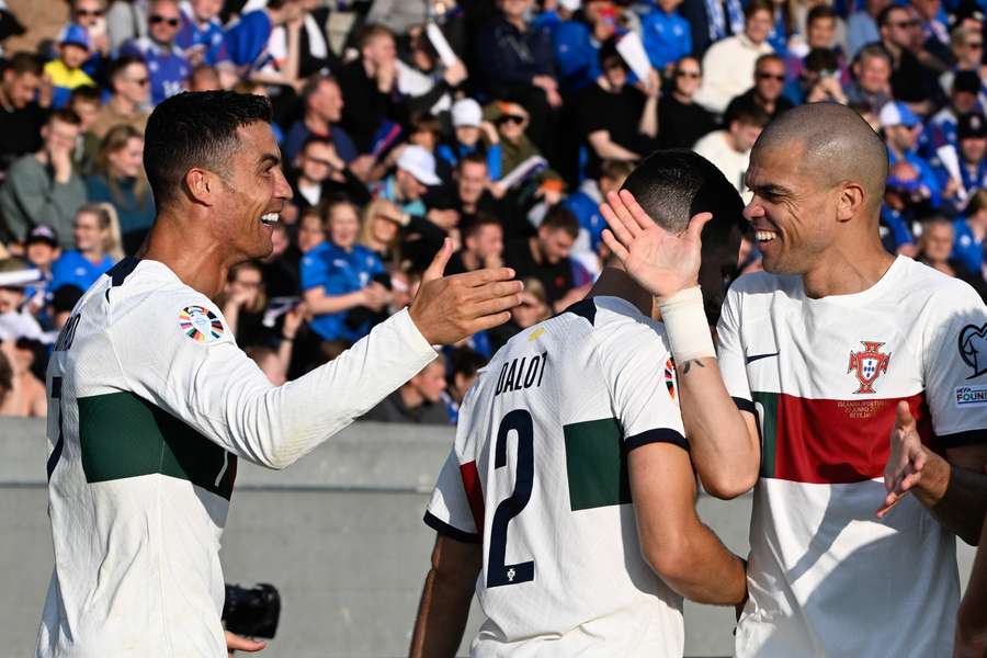 Pepe festeja com Cristiano Ronaldo o golo da vitória na Islândia Pepe festeja com Cristiano Ronaldo o golo da vitória na Islândia