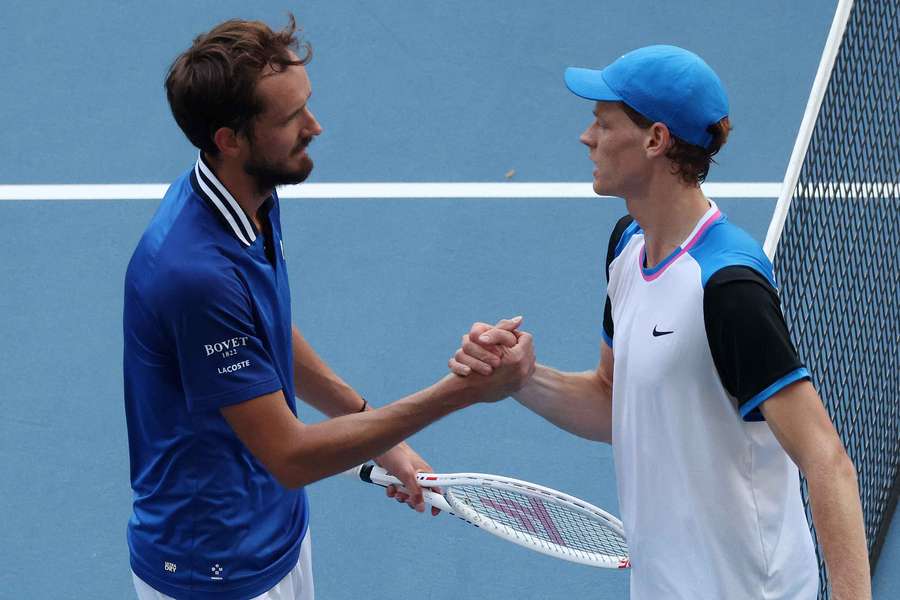 Daniil Medvedev (l.) und Jannik Sinner (r.).