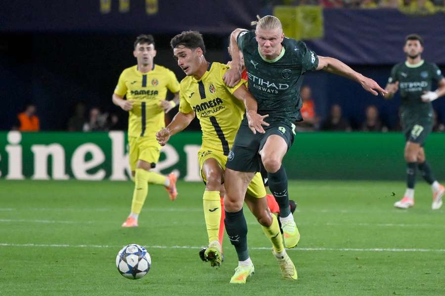 Haaland, ante Sergi Cardona