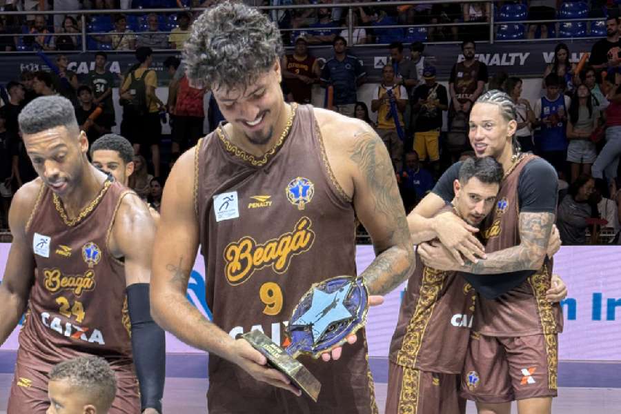 Lucas Dias com o troféu de MVP do Jogo das Estrelas