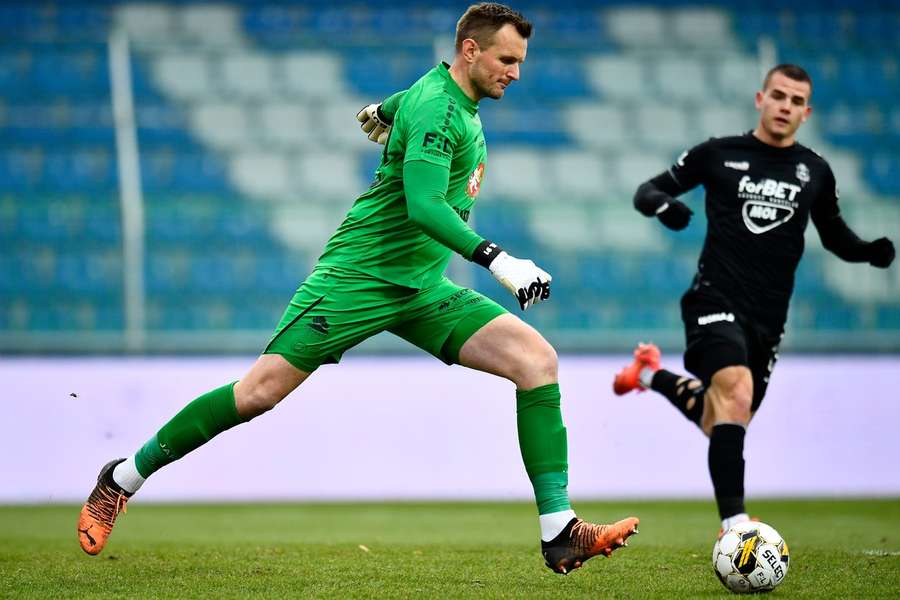 Brankár Bajza síce v prvom polčase zneškodnil dve strely súpera, no po zmene strán videl červenú kartu a jeho Hradec prehral.