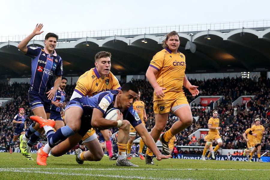 Bordeaux-Begles winger Salesi Rayasi dives over for a try
