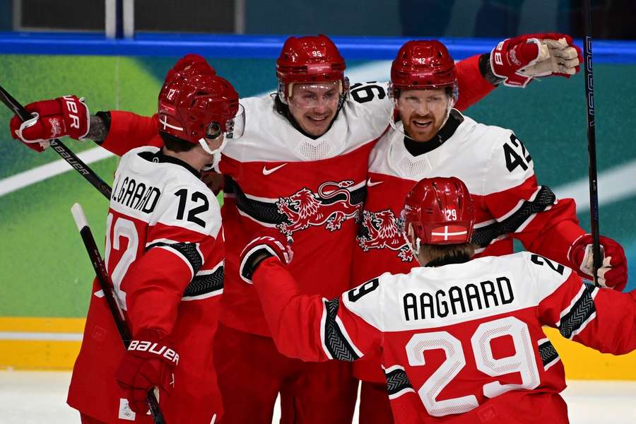 Nick Olesen (druhý zleva) se raduje v zápase s Lotyši.