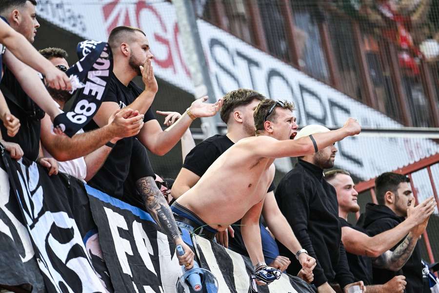 Club Brugge-supporters misdroegen zich tijdens de wedstrijd bij Luik