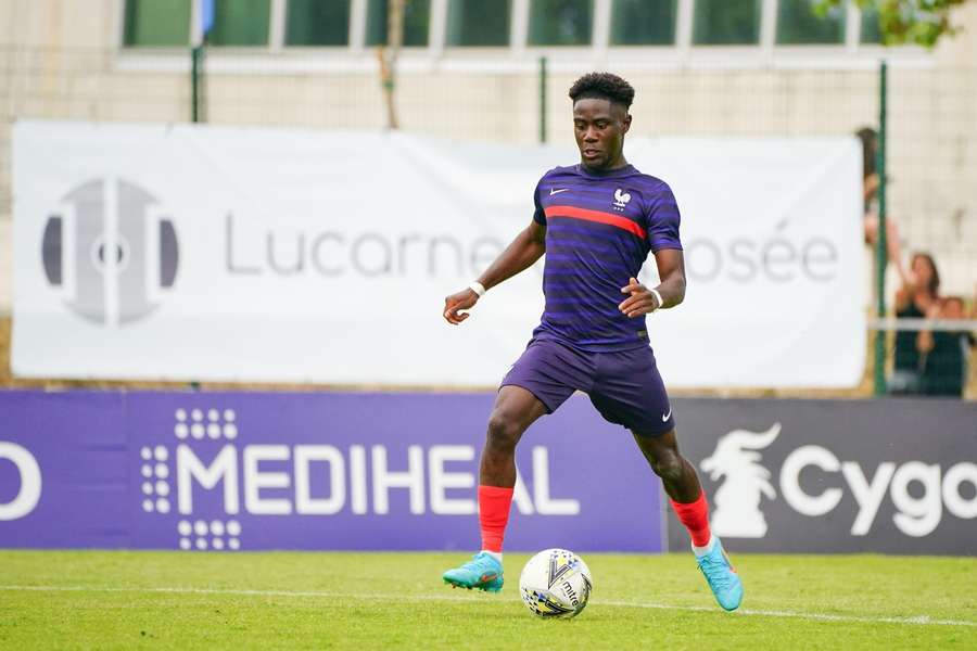Der französische Junioren-Nationalspieler Nathanael Mbuku wechselt zum FC Augsburg.