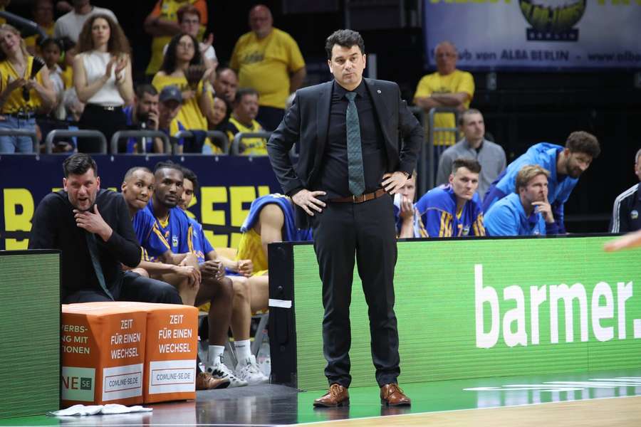 Alba-Headcoach Israel Gonzalez muss sich für eine schwache Leistung seines Teams verantworten