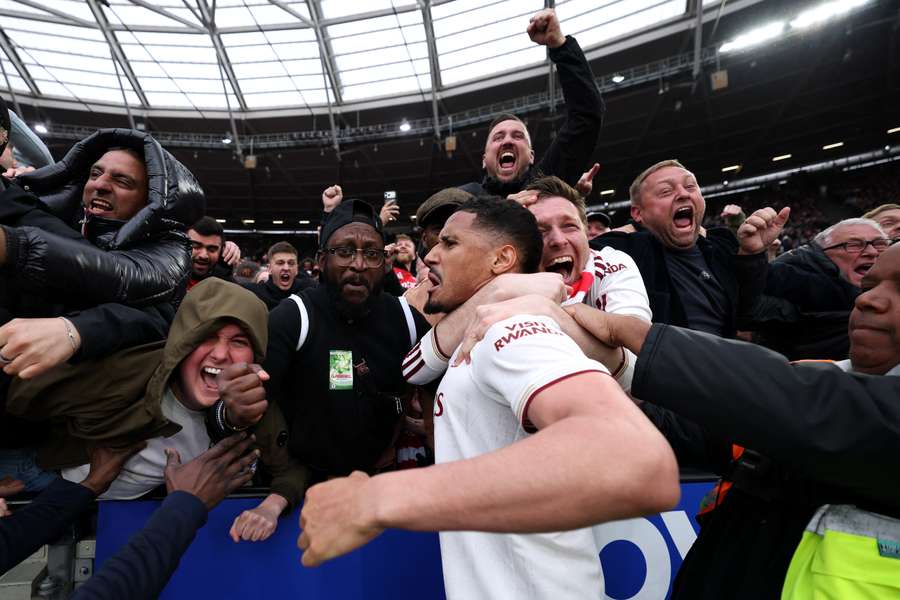 Saliba célébrant le but à West Ham avec les supporters.