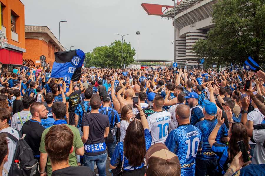 Derby di Champions: il pullman dell'Inter bloccato dai tifosi nerazzurri fuori lo stadio