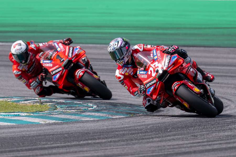Enea Bastianini (R) de la Ducati Lenovo spulberă recordul neoficial de tur de MotoGP pe circuitul Sepang în timpul celei de-a doua zile dramatice de t