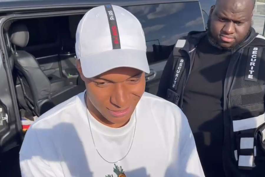 Mbappé feliz por encontrar os torcedores