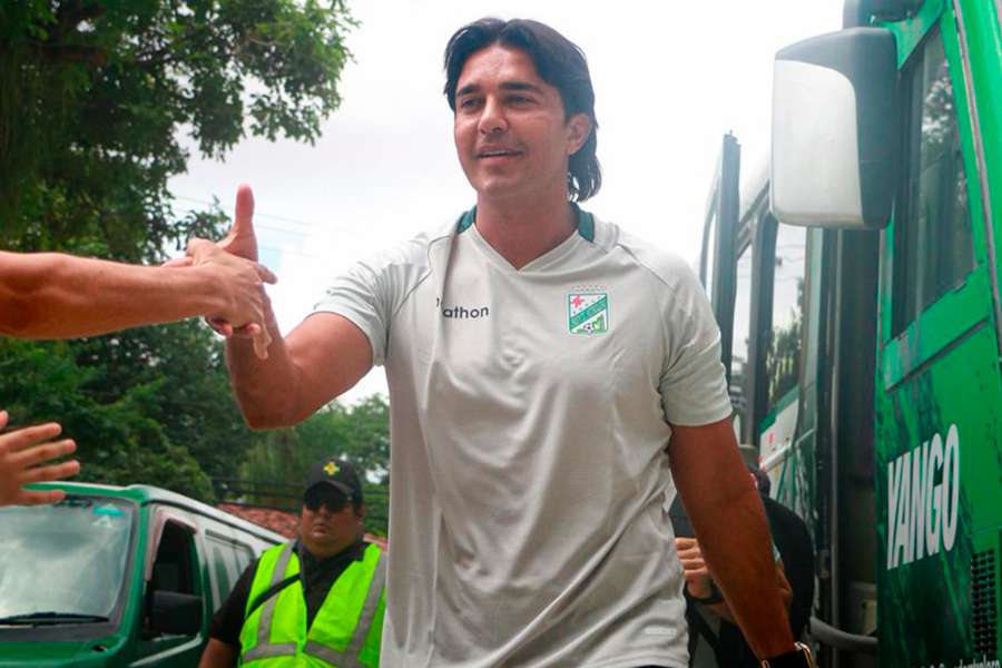 Marcelo Moreno é celebrado pelos torcedores do Oriente Petrolero em chegada ao estádio
