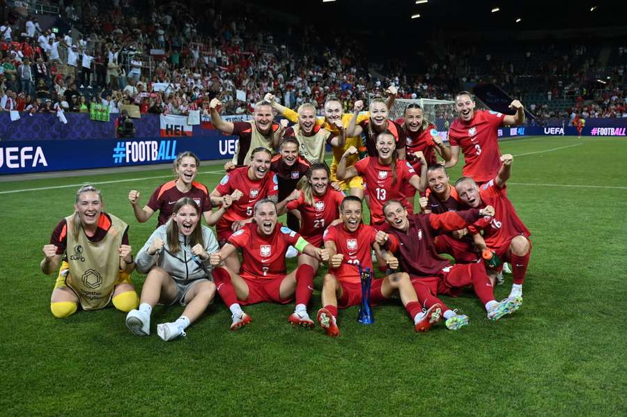 Zawodniczki reprezentacji Polski cieszą się ze zwycięstwa 3:2 w meczu grupy C piłkarskich mistrzostw Europy kobiet z Danią w szwajcarskiej Lucernie.