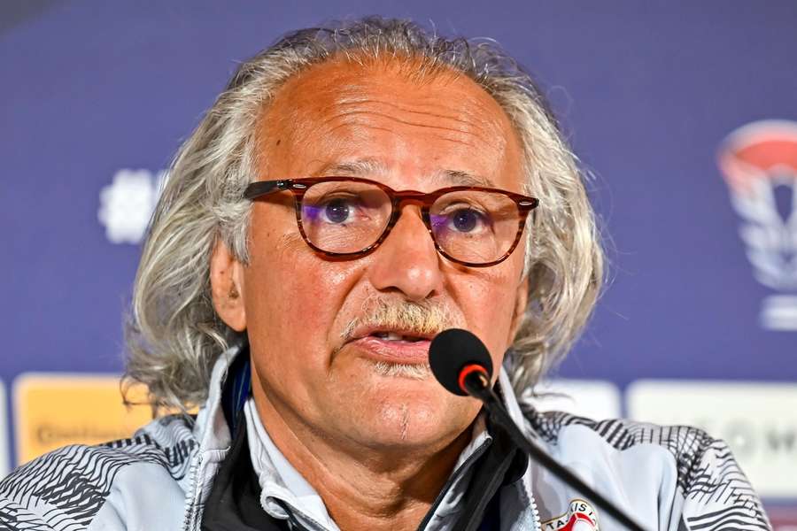 Petar Segrt mét nieuwe bril tijdens de persconferentie