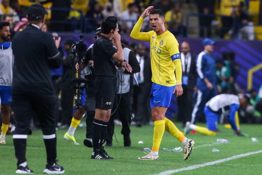 Cristiano Ronaldo furioso após a eliminação nos quartos de final da Liga dos Campeões da Ásia.