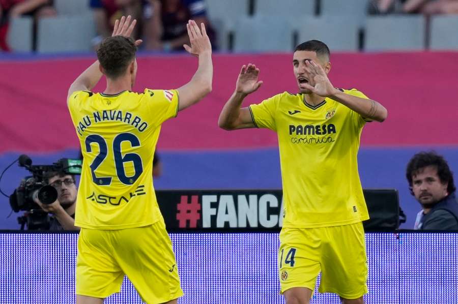 Pau Navarro a Santi Comesana z Villarrealu se radují z gólu vevítězném zápase s Barcelonou.