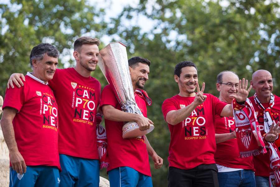 Sevilla won vorig seizoen de Europa League. Links op de foto José Luis Mendilibar.