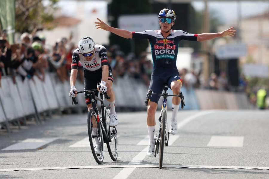 Maxim van Gils celebra su victoria en la Cueva de Nerja