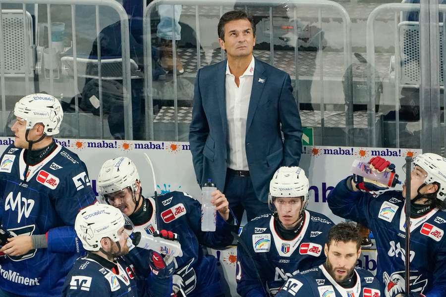 Der ratlose Adler-Coach Dallas Eakins (M.)