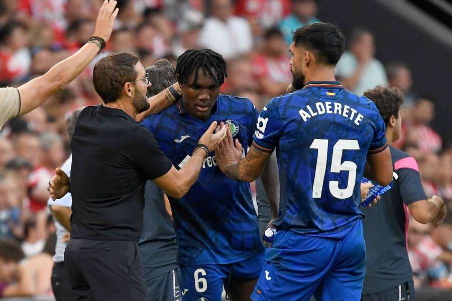 Christantus Uche, congratulated by Bordalás and Alderete after scoring at San Mamés