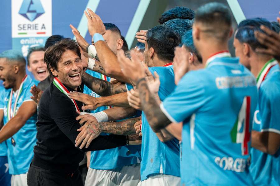 Antonio Conte durante a celebração do Scudetto do Nápoles