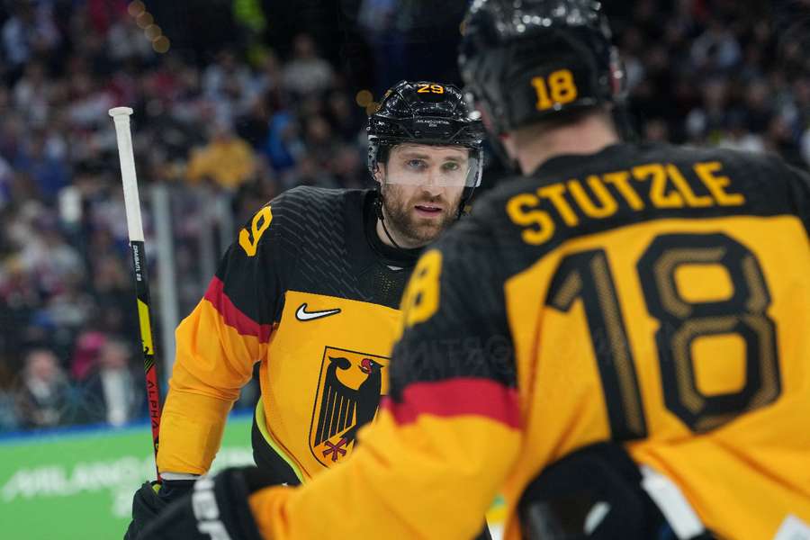 Die NHL-Stars Draisaitl (l.) und Stützle (r.) im DEB-Trikot Die NHL-Stars Draisaitl (l.) und Stützle (r.) im DEB-Trikot