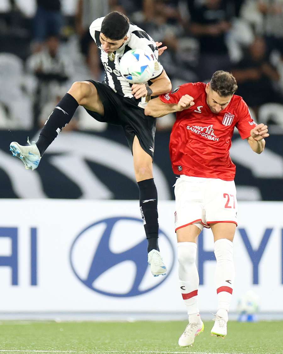 Jair em Botafogo 3x2 Estudiantes, no Nilton Santos