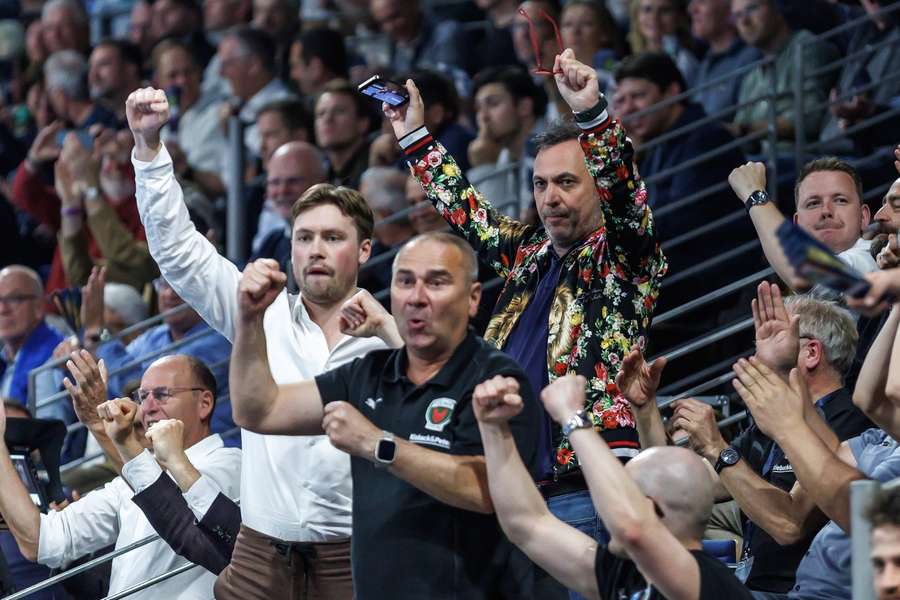 Bob Hanning (r.) feiert den Einzug der Füchse ins Champions League-Final Four.