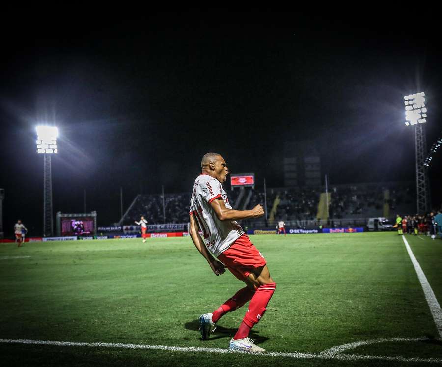 Jhon Jhon garantiu a vitória do Bragantino sobre o Cruzeiro Jhon Jhon garantiu a vitória do Bragantino sobre o Cruzeiro