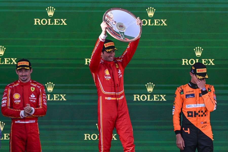 Carlos Sainz (m.) feiert seinen Sieg an der Seite von Charles Leclerc (l.) und Lando Norris (r.).