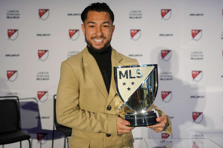 Acosta pózuje s cennou trofejou za výkony v MLS.