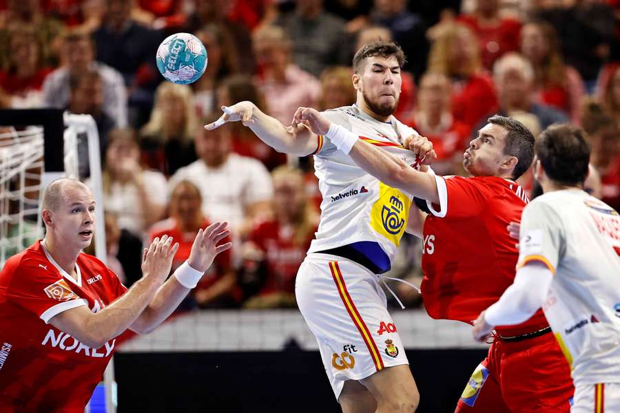 Rasmus Lauge i aktion i EM-semifinalen 2022 mod Spanien. Rasmus Lauge i aktion i EM-semifinalen 2022 mod Spanien.