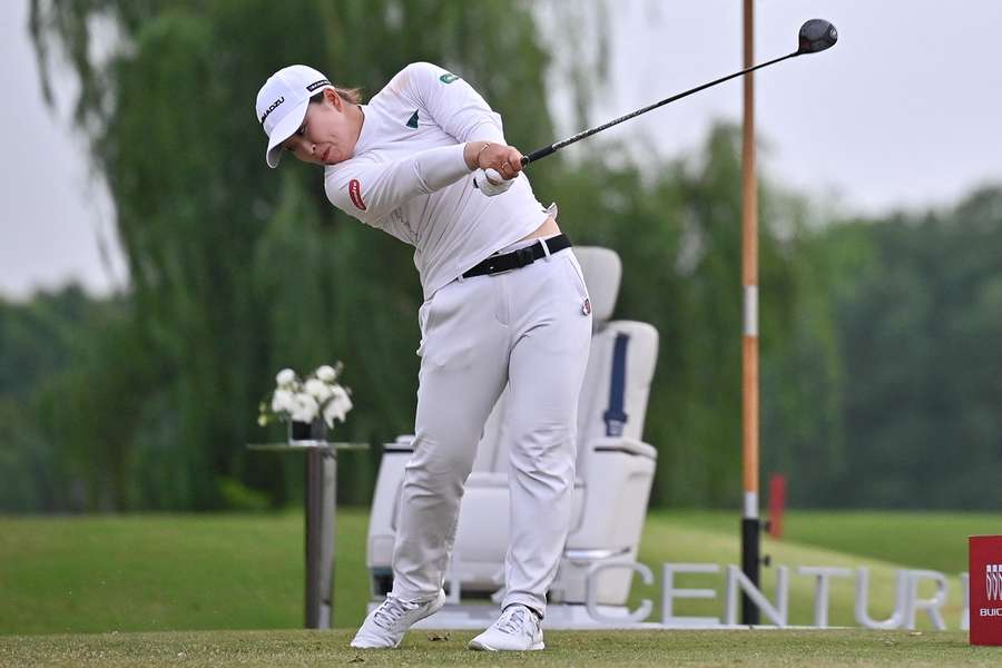 A japonesa Mao Saigo bate uma pancada no tee durante a terceira ronda do torneio de golfe LPGA de Xangai