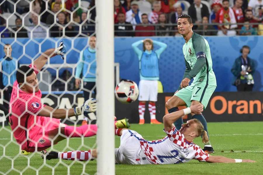 Ronaldo remate para defesa de Subasic no lance do golo de Quaresma