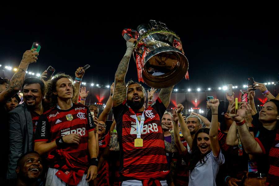 Geração de ouro do Fla ganha título que faltava e supera time de Zico