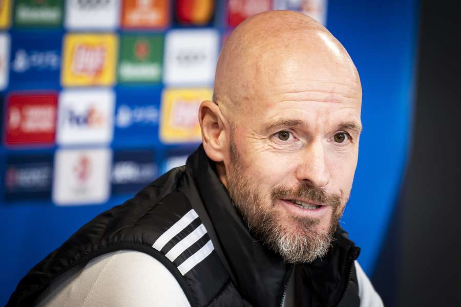 Ten Hag tijdens een persco