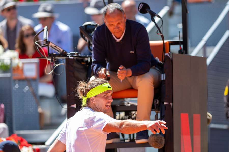 Zverev diskutiert mit dem Stuhl-Schiedsrichter Lahjani