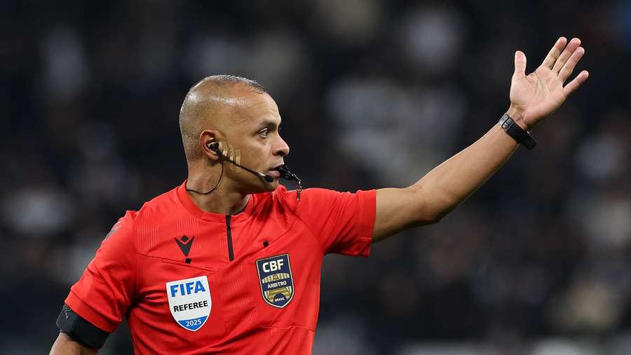 Wilton Sampaio foi o juiz do dérbi