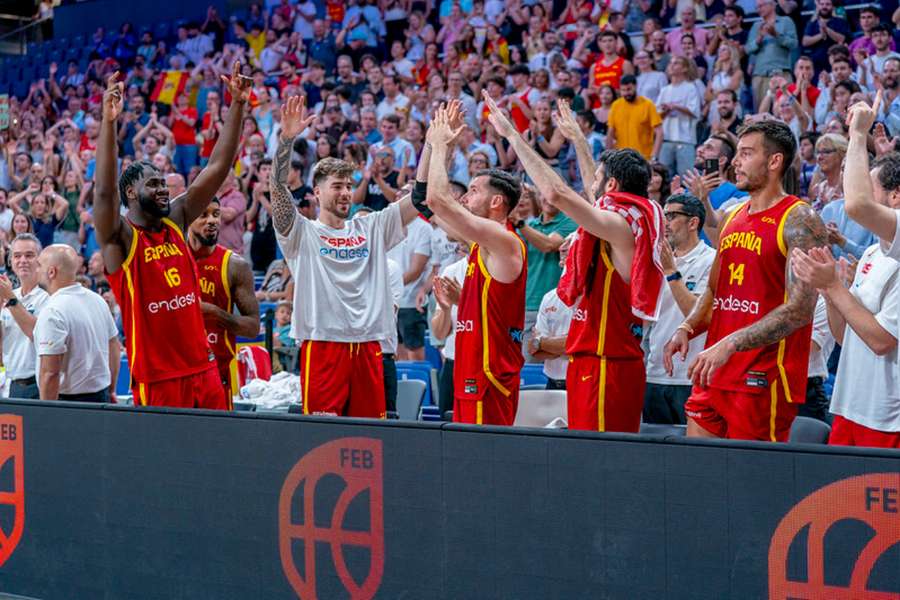 Rudy Fernández recibe el aplauso de todo el WiZink Center y de sus compañeros en el España-Puerto Rico