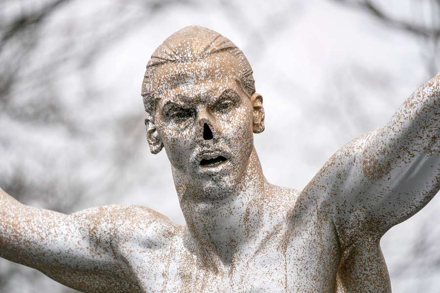Estátua de Ibrahimovic ficou sem nariz, agora à venda