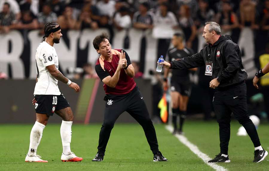 Diniz colocou Memphis no 2º tempo do jogo em Itaquera