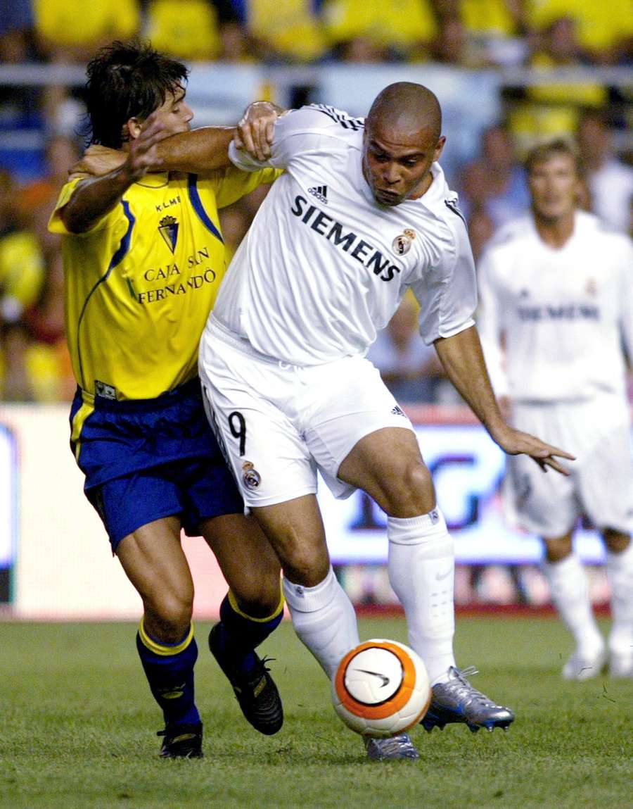 Abraham Paz, ante Ronaldo Nazario en un Cádiz-Real Madrid Abraham Paz, ante Ronaldo Nazario en un Cádiz-Real Madrid