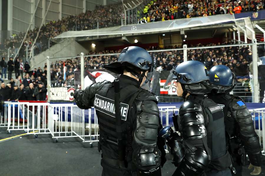 De gendarmerie was duidelijk zichtbaar in het stadion van Lens