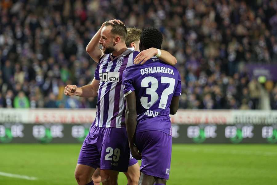 Die Osnabrücker Spieler jubeln nach dem 2:0 durch Kopacz. Die Osnabrücker Spieler jubeln nach dem 2:0 durch Kopacz.