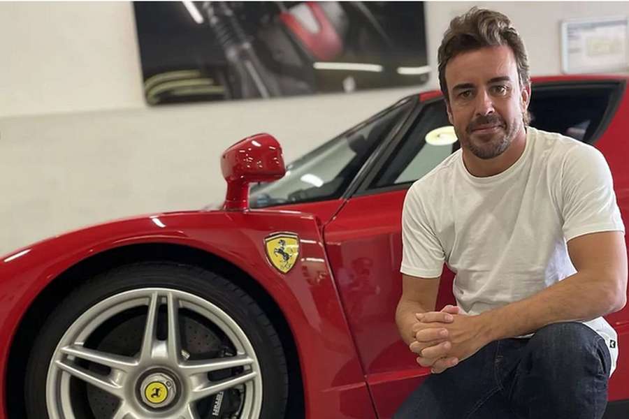 Fernando Alonso com o Ferrari Enzo que vendeu