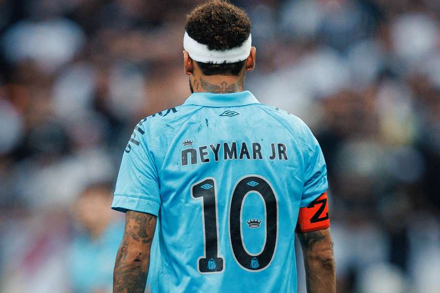 Camisa de Neymar gerou momento de tensão no clássico Camisa de Neymar gerou momento de tensão no clássico