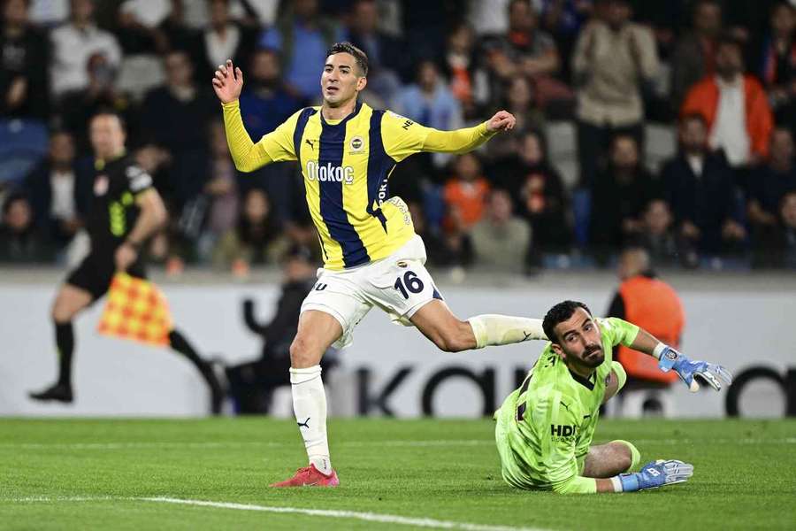 Mert Muldur bateu Sengezer para inaugurar o marcador para o Fenerbahçe