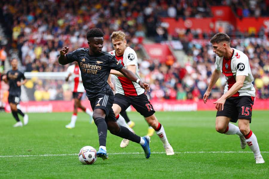 Bukayo Saka z Arsenalu uniká hráčům Nottinghamu.