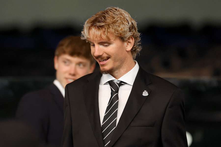 Nick Woltemade auf der Tribüne eines Spiels bei Newcastle United.