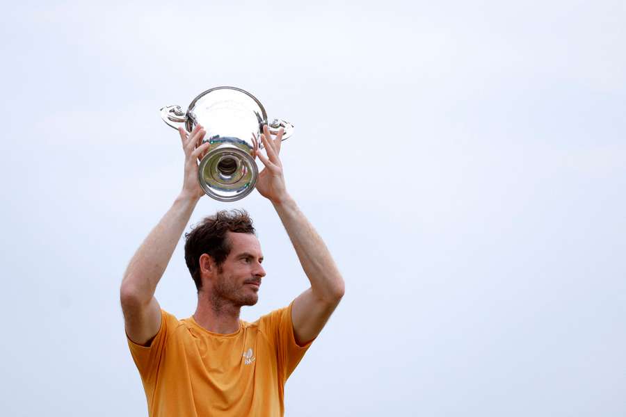 Murray fejrer sin triumf. Murray fejrer sin triumf.